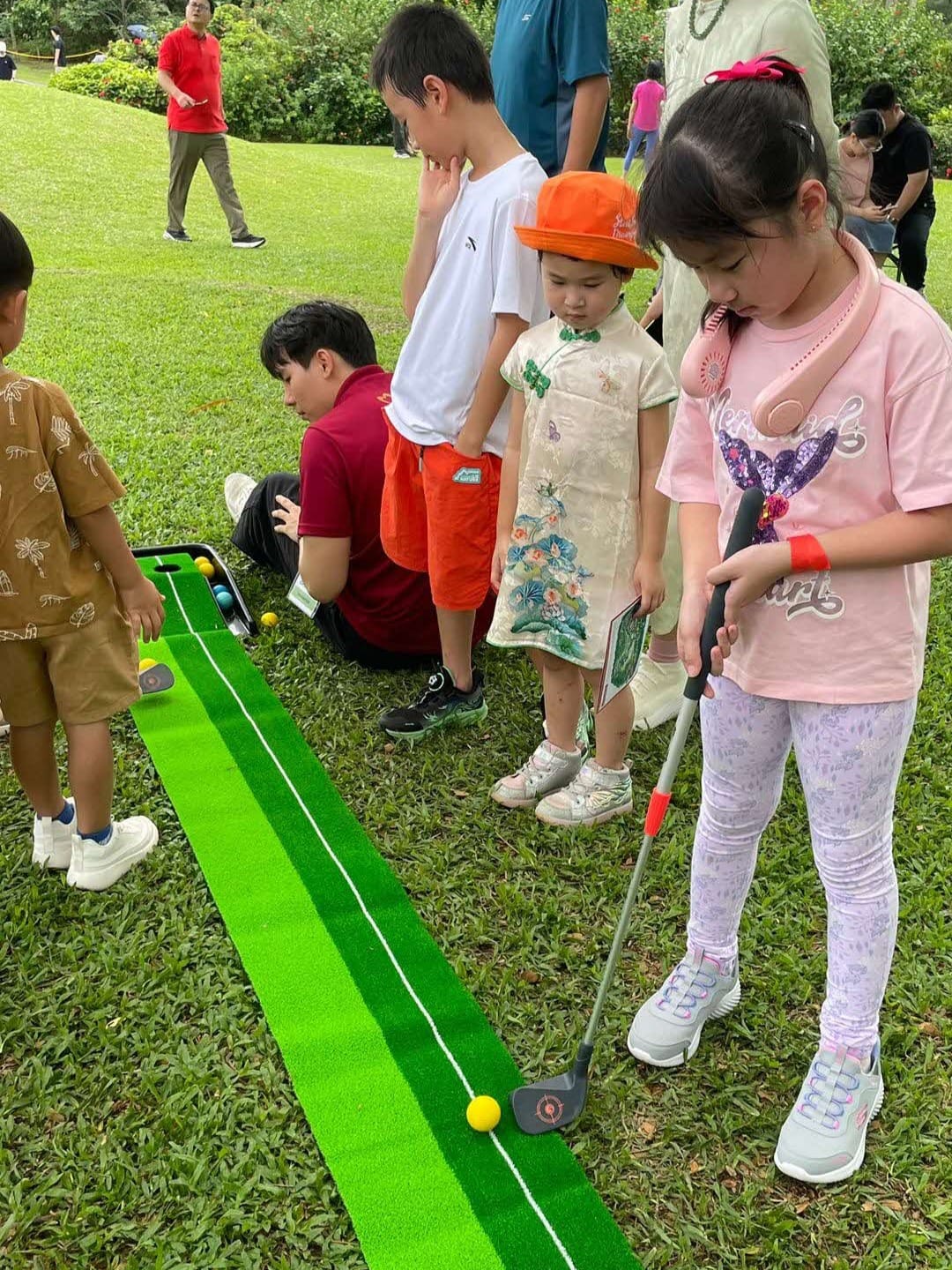IOH CNY Kid golfing